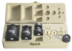Gewichte-Satz für Tafelwaage, 2 kg, 13-tlg., in Klappdeckel-Box