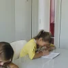 Hygiene-Schutzwand Standard L für Tische, mit Durchreiche