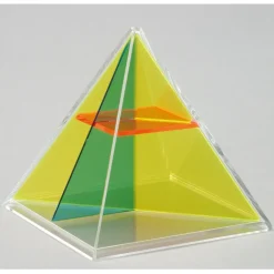 Pyramide mit Horizontal- und Vertikalschnitt